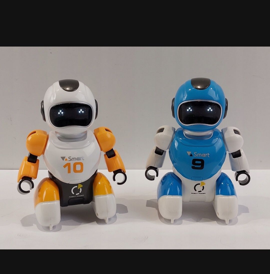2 Roboty Knabo grające w piłkę nożną sterowane