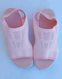 lekkie różowe wsuwane sandałki klapki na lato