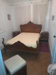 Cama antiga com mesinhas de cabeceira