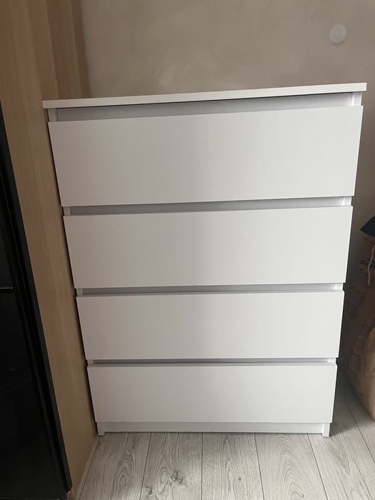 Sprzedam białą komodę