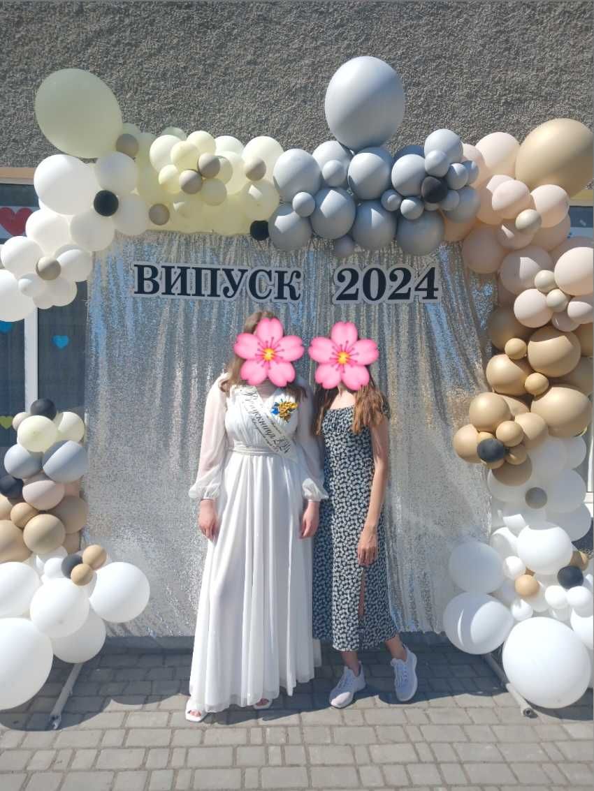 Сукня на випускний або весілля.