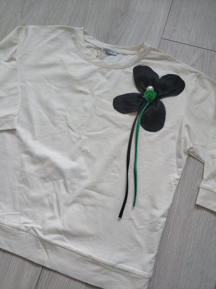 Śmietankowa bluzka z kwiatem z Megi xll