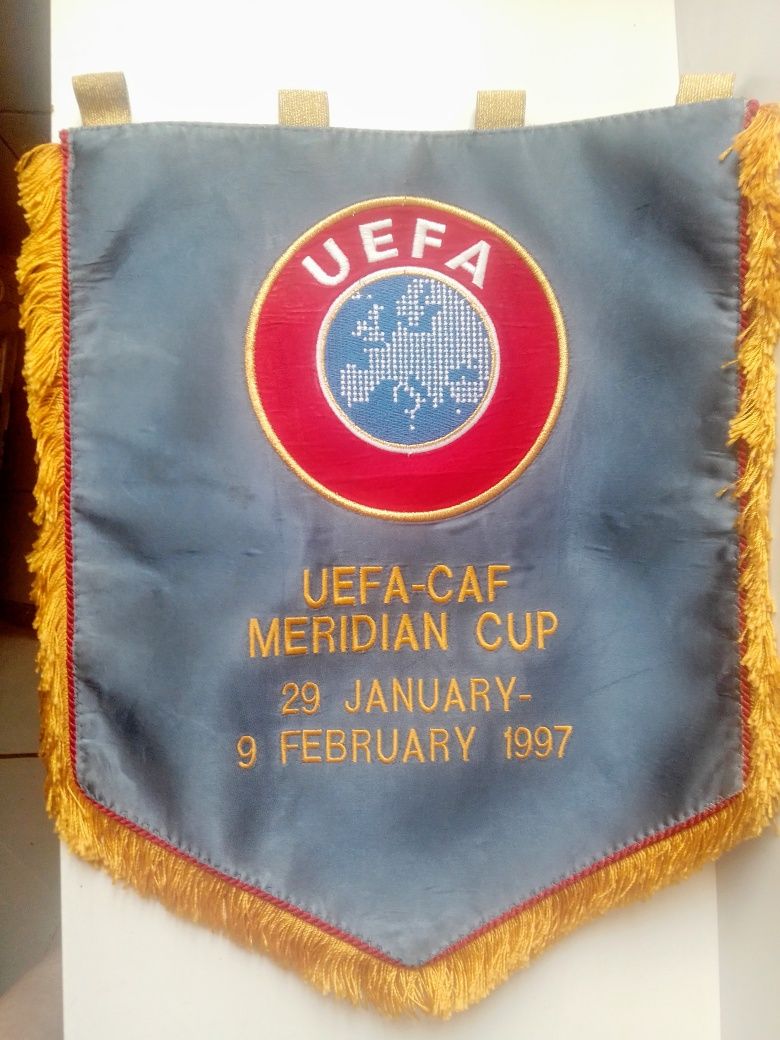 2 Galhardetes Oficiais  da FIFA 1993 e Uefa CAF Meredian CUP 1997