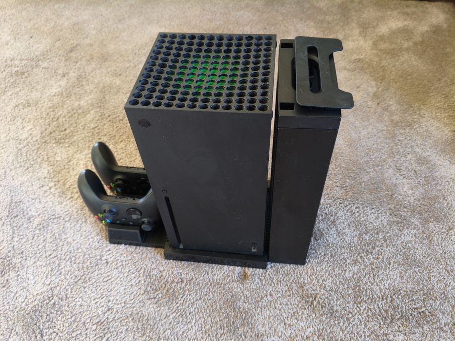 Konsola Xbox series X z dwoma padami