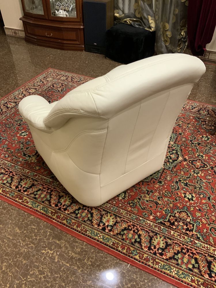 Кожаный диван + кресло