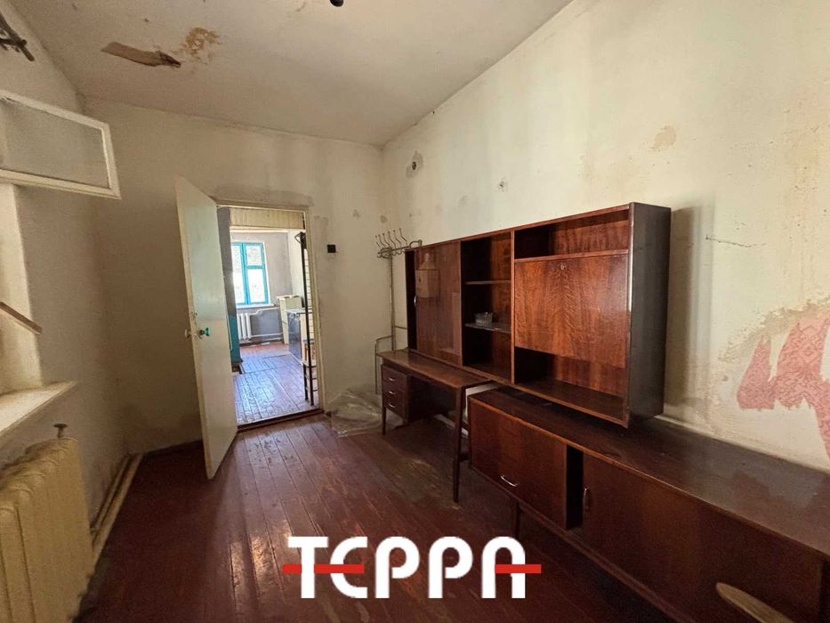 Продаж будинку, 4 окремі кімнати, Тепличне