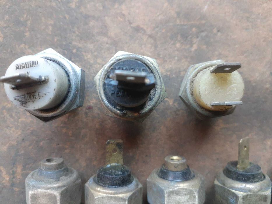 Манометри, прилади, датчики, реле, вимикачі авто та тракторні