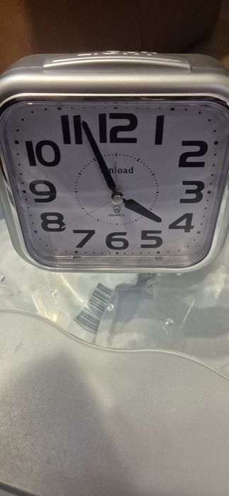 Cichy budzik o przekątnej 5.5 cała, podświetlany,bez tykania