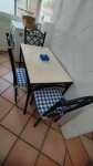 Mesa de ferro com 3 cadeiras e marmore