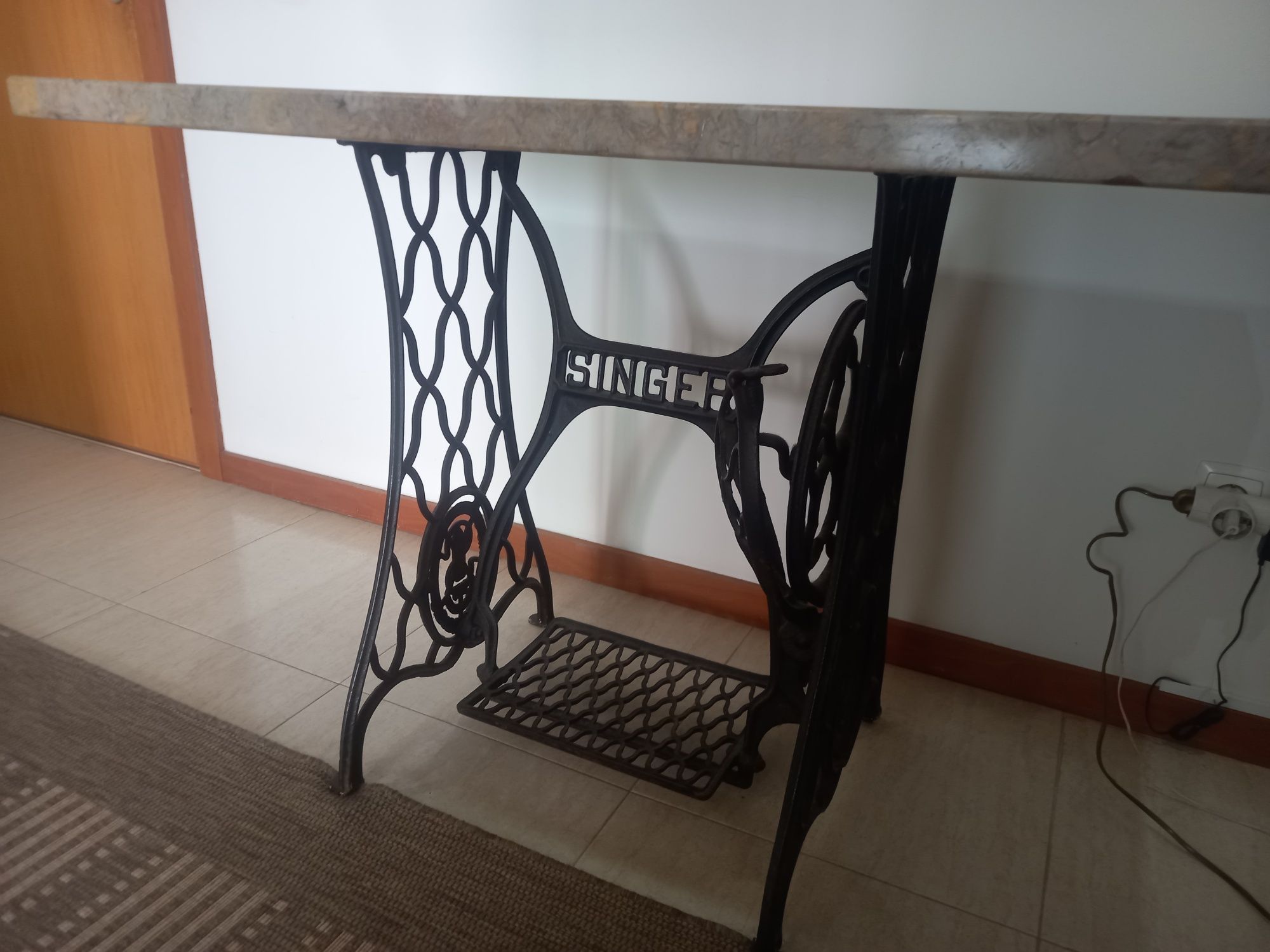 Mesa tampo mármore pé máquina Singer