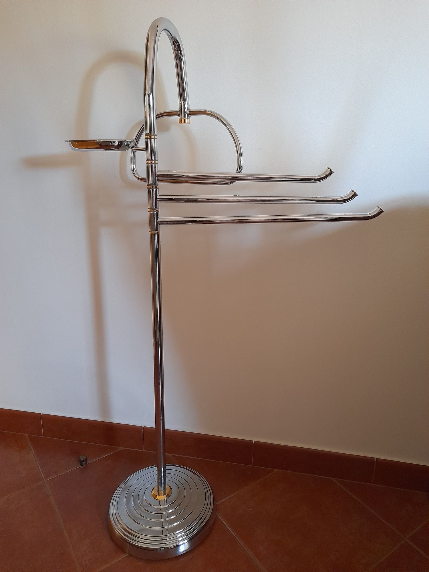 Toalheiro de pé cromado com dourados com 110 cm de altura