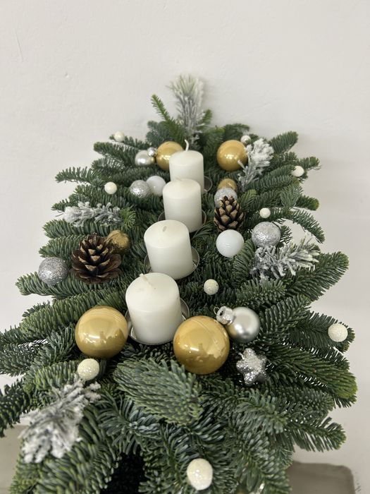 Stroik na choince nobilis na plaskiej podstawie ozdoba bozonarodzeniow