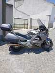 Moto estradista em bom estado