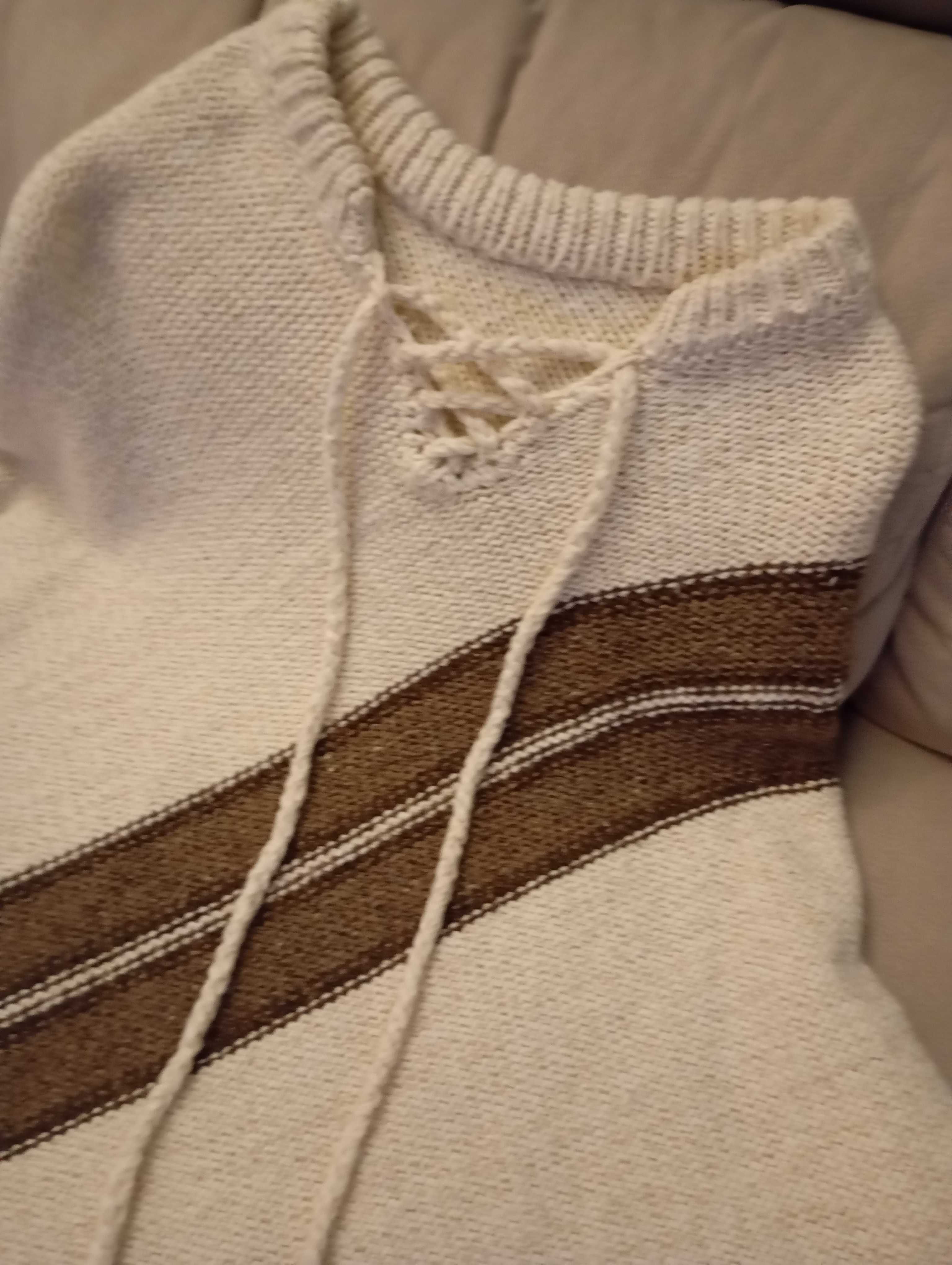Poncho de lã em tricot artesanal