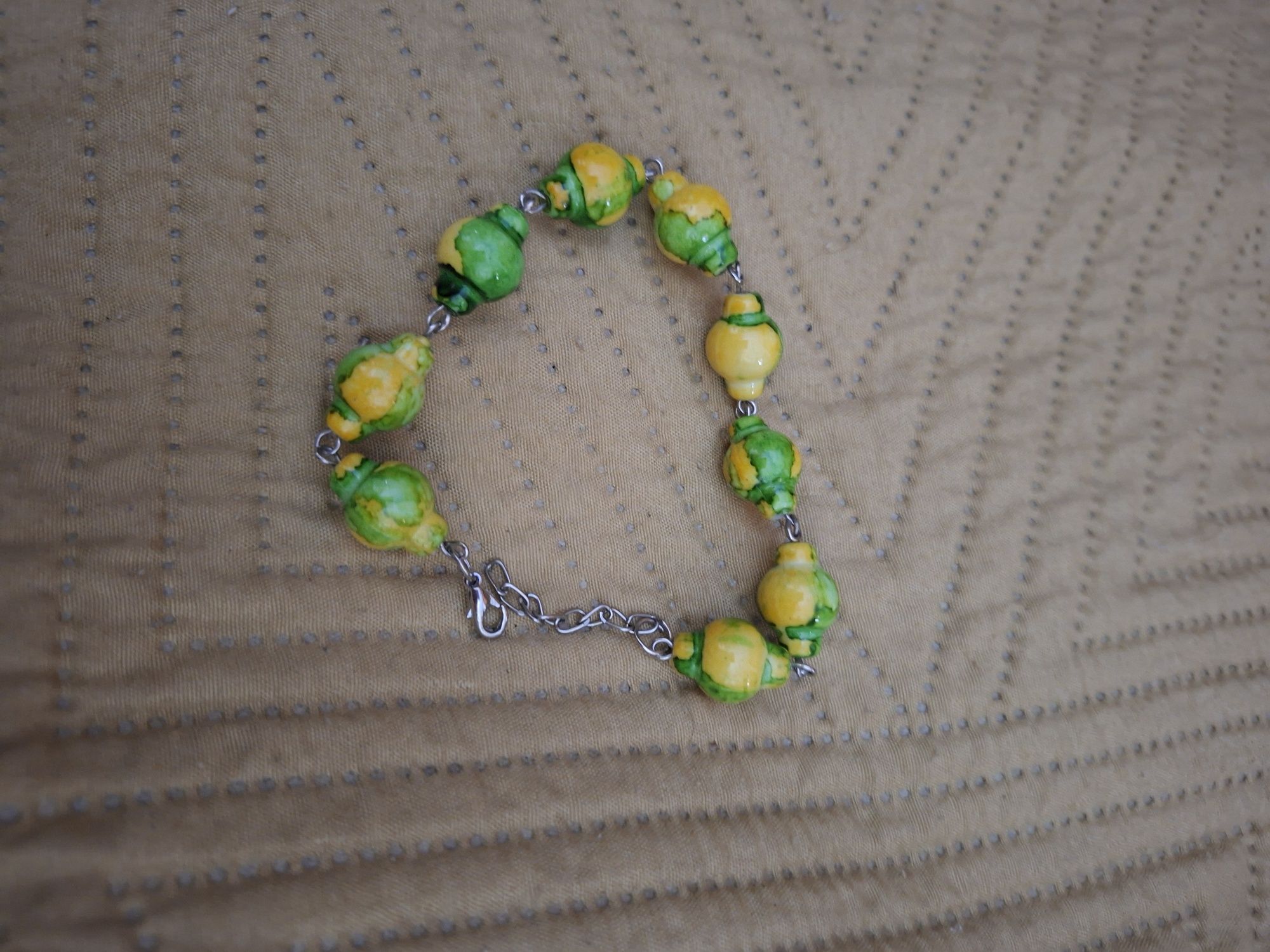Vários pulseiras  aproveitem
