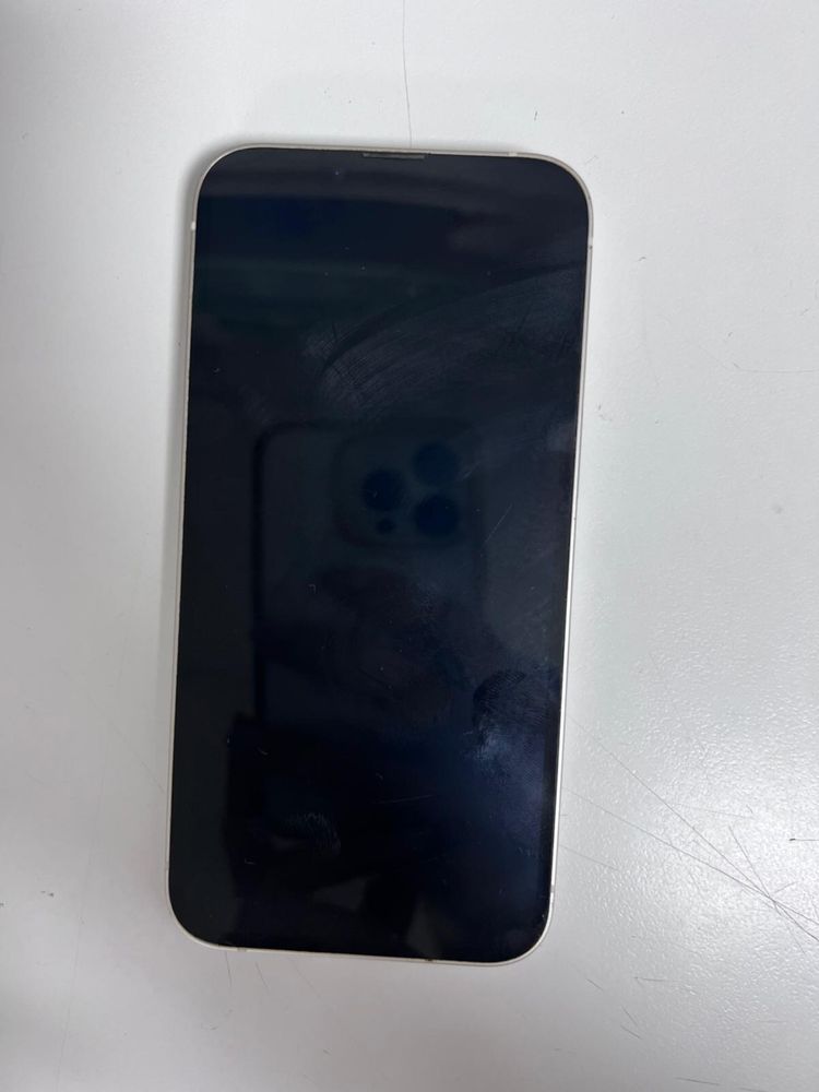 Phone 13 com 87 de bateria ñao ta riscado
