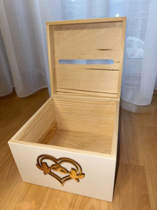 Białe pudełko na koperty i szkatułka na obrączki