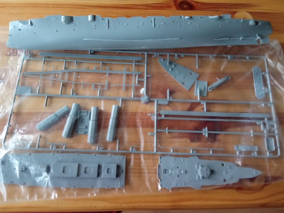 Model Cruiser Waryag 1:350 Zvezda