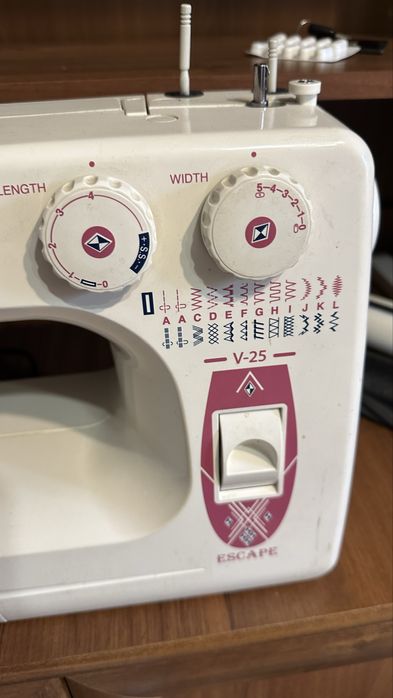 Швейна машинка Janome V-25 Escape