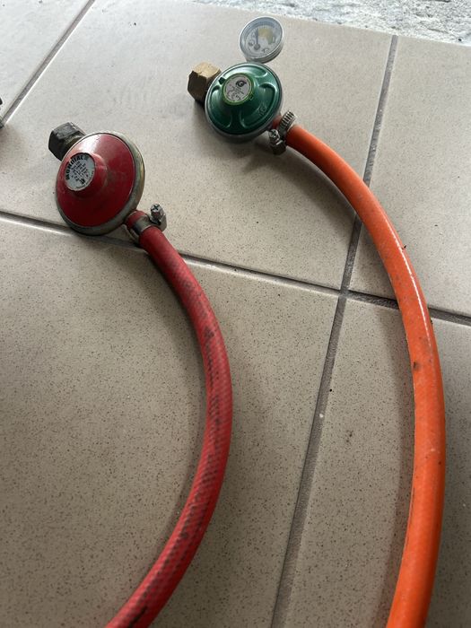 Dwa reduktory gazowe z wężami