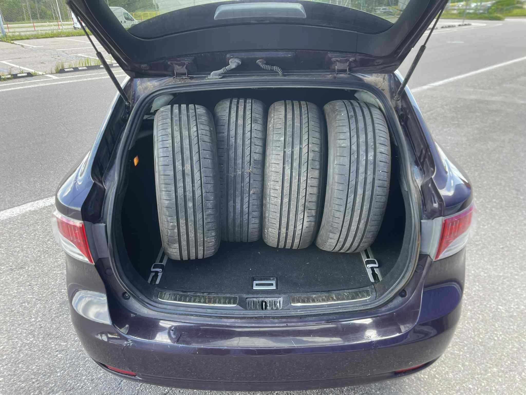 Toyota Avensis 2.2 D-CAT - Komplet Opon - Navi - Keyless go - Kombi