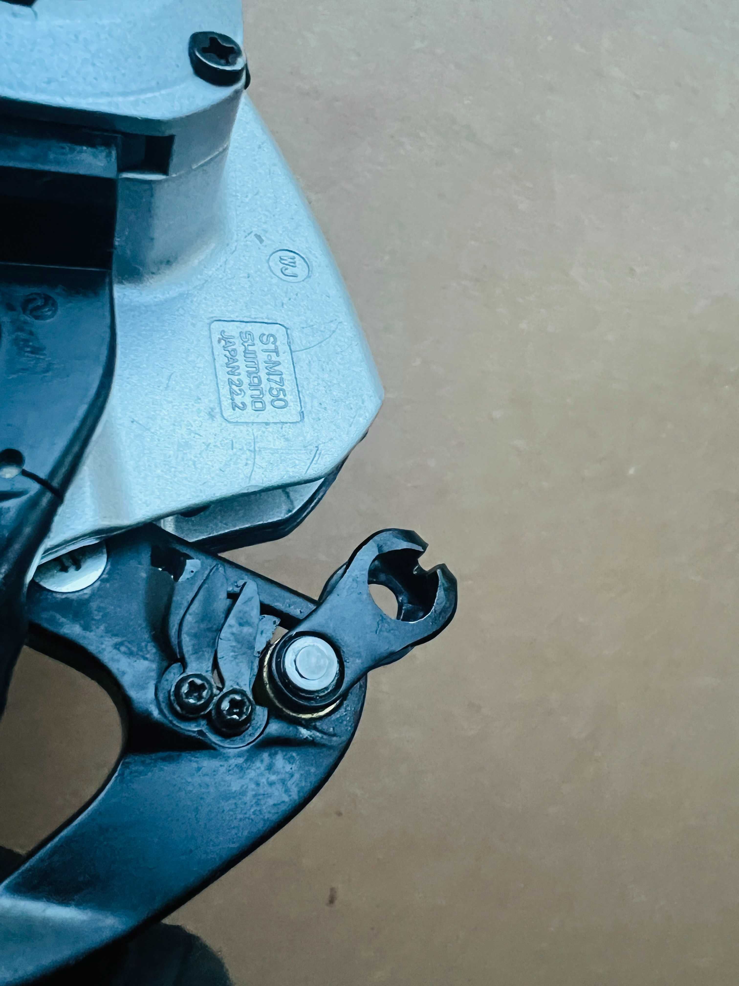 Klamkomanetka SHIMANO DEORE XT ST-M750 Lewa 3s przednia klamka manetka