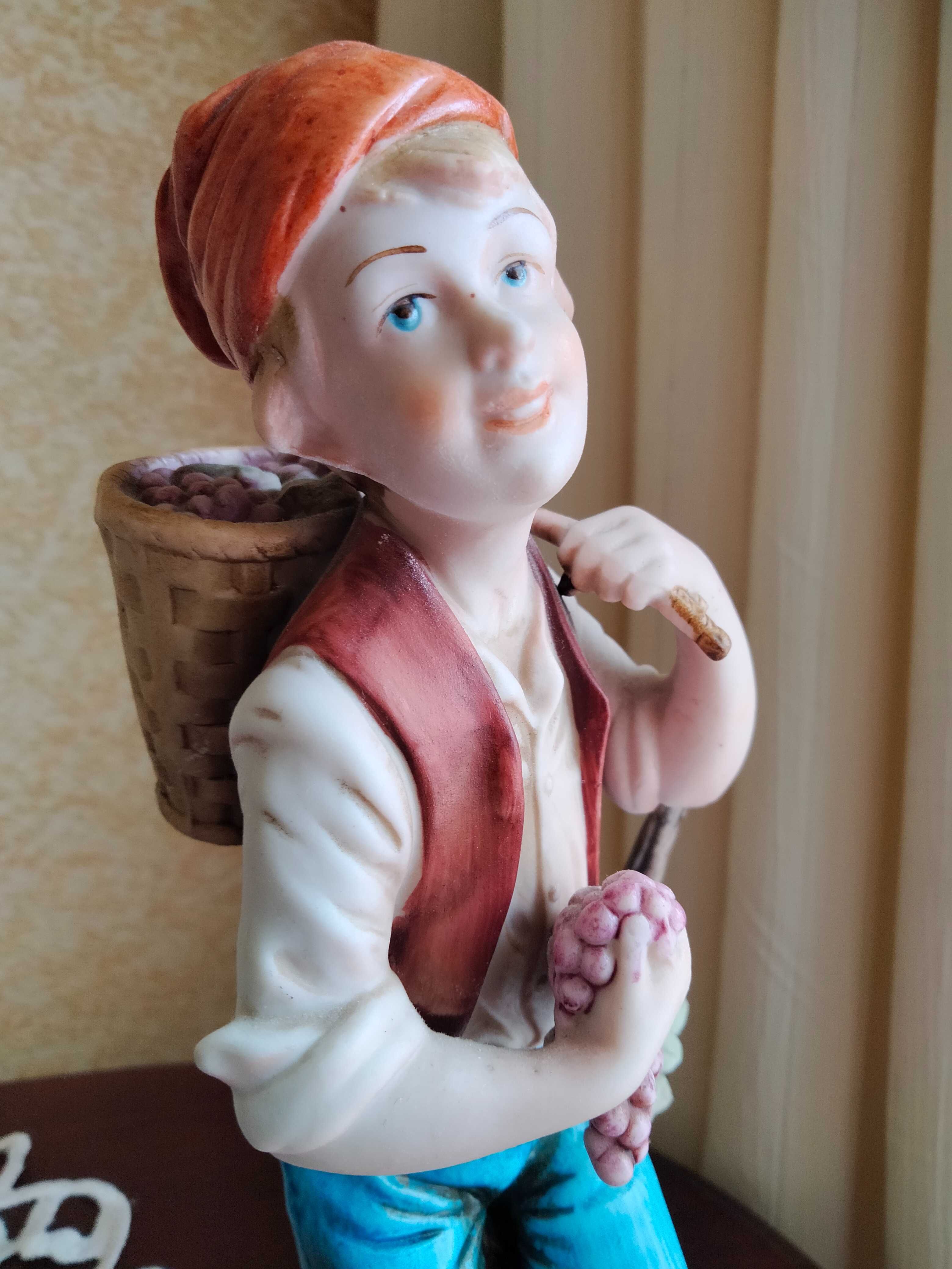Porcelana figurka chłopiec ,,Winobranie"