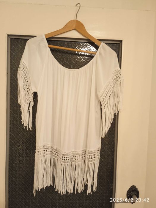 Bluzka  krótki rękaw  z frędzlami.