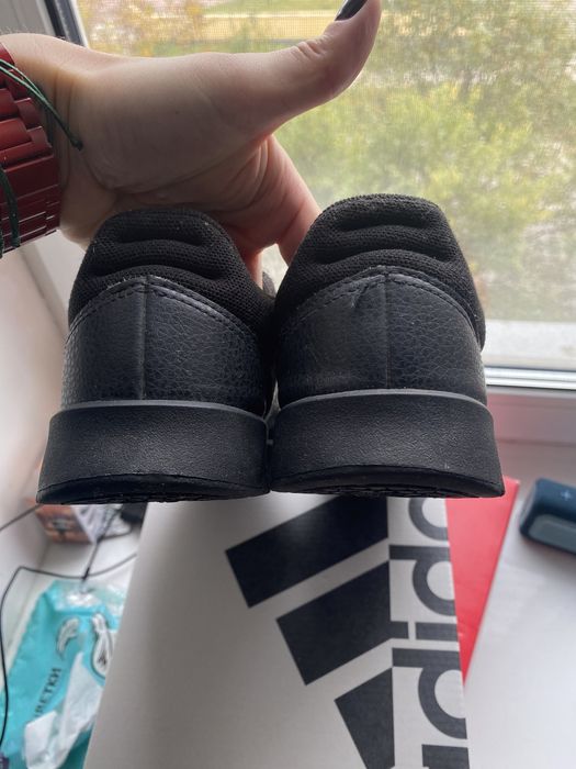 Продам кросівки adidas