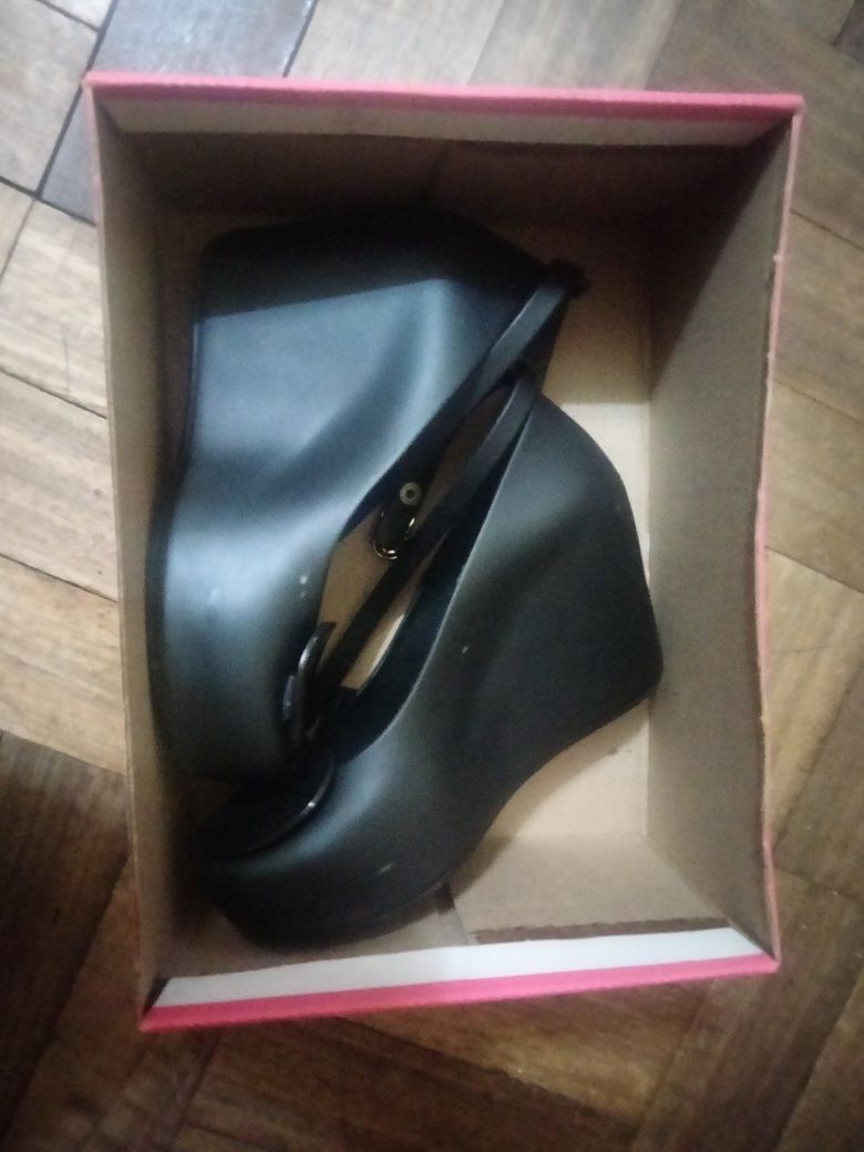 Sapatos com Corações e Plataforma