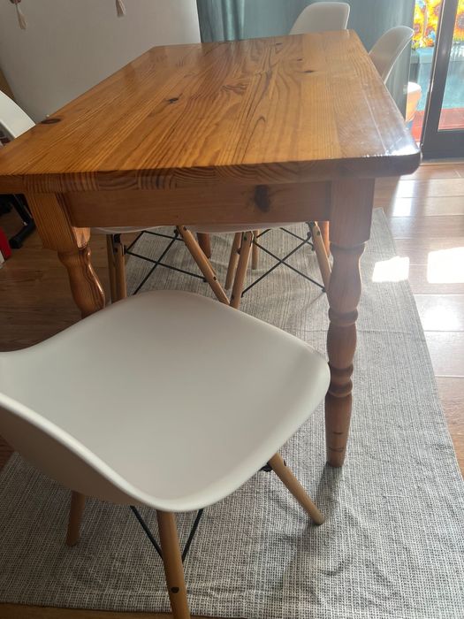 Vendo mesa de madeira,com 1 cadeira de plastico branco e pés de madei