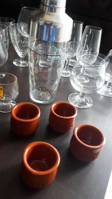 Conjunto copos e shaker com medidas. 29 unidades tudo por 7,50 euros