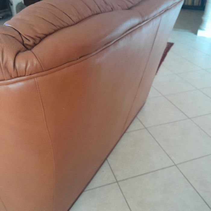 Sofá em pele 3 e duas poltronas