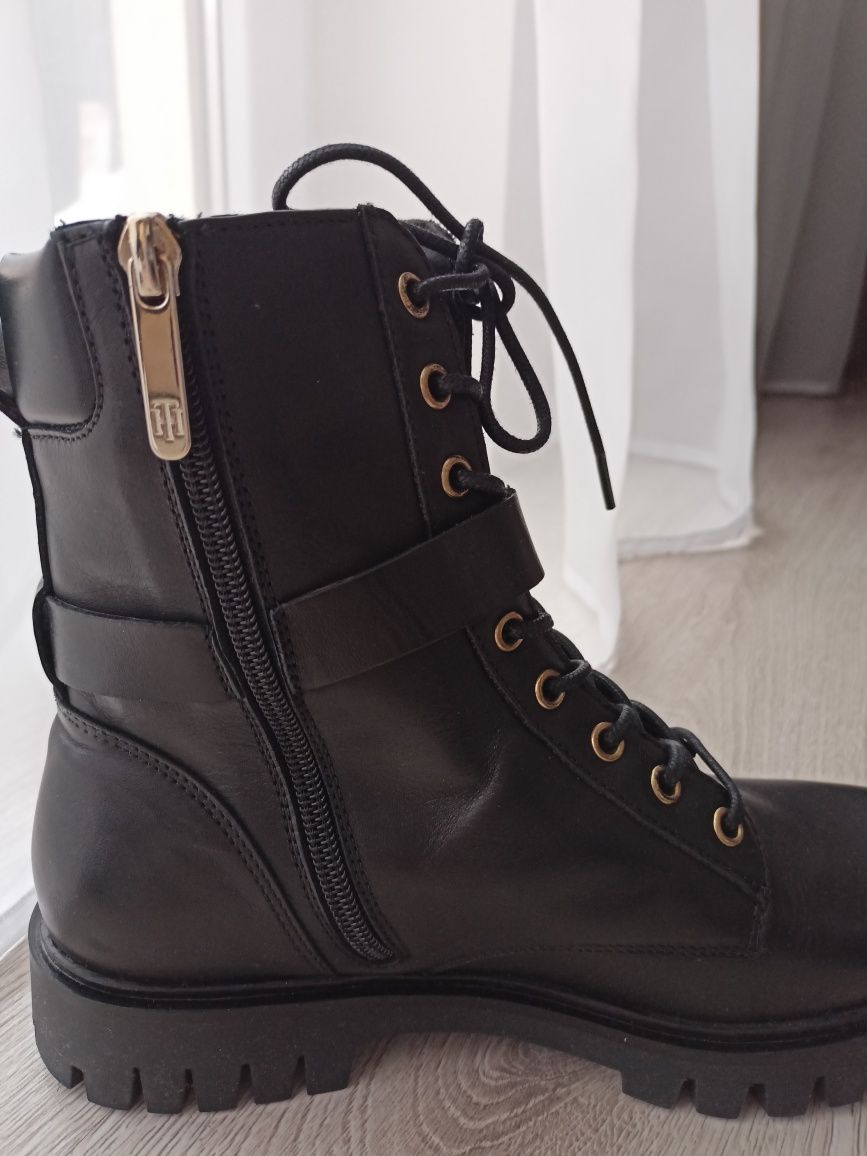 Botki Tommy Hilfiger Buckle Lace Up Boots roz. 39