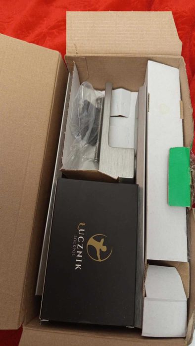 Nowa nieużywana klamka.