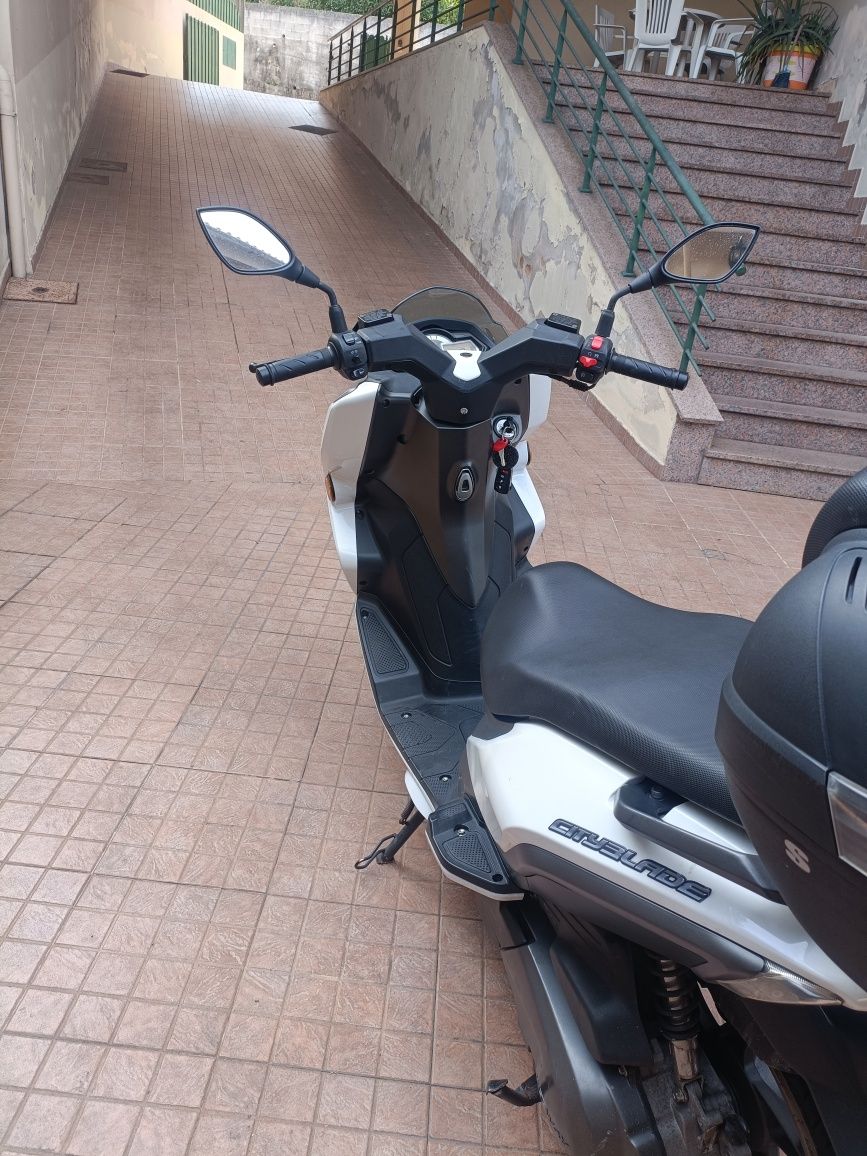 Vendo  Scooter keeway 125 como nova
