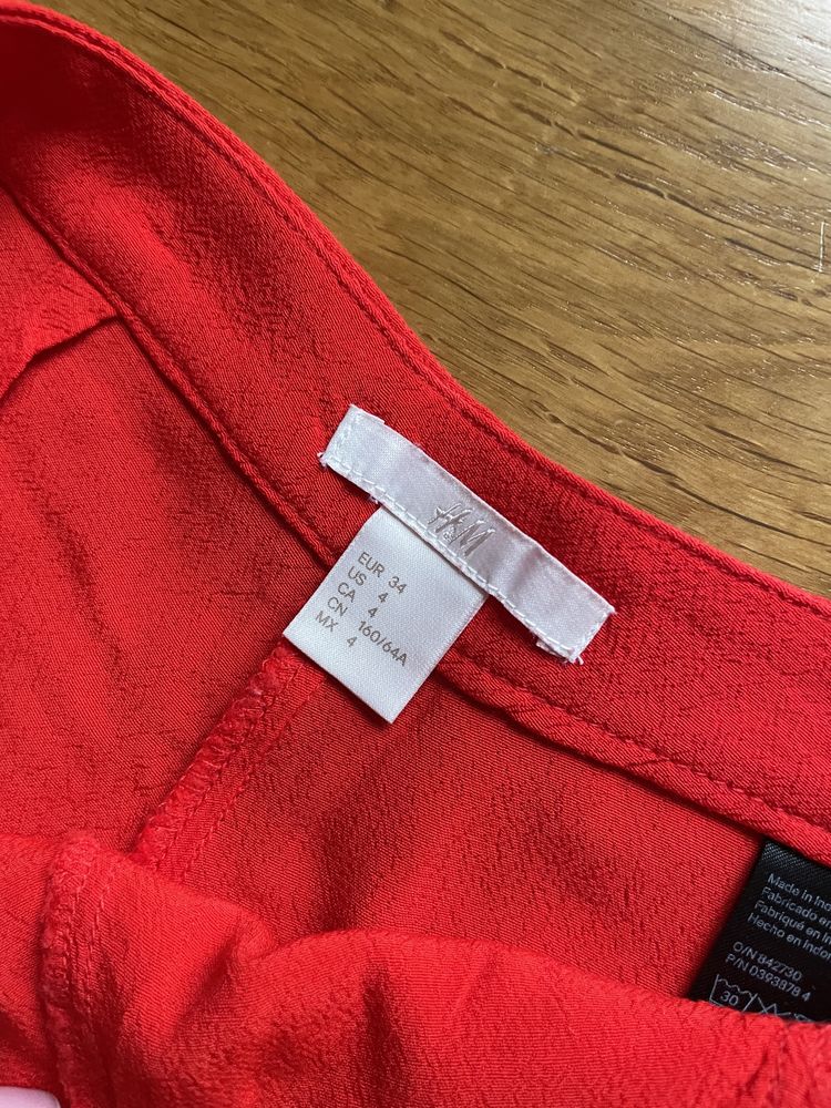 Czerwone krótkie spodenki H&M