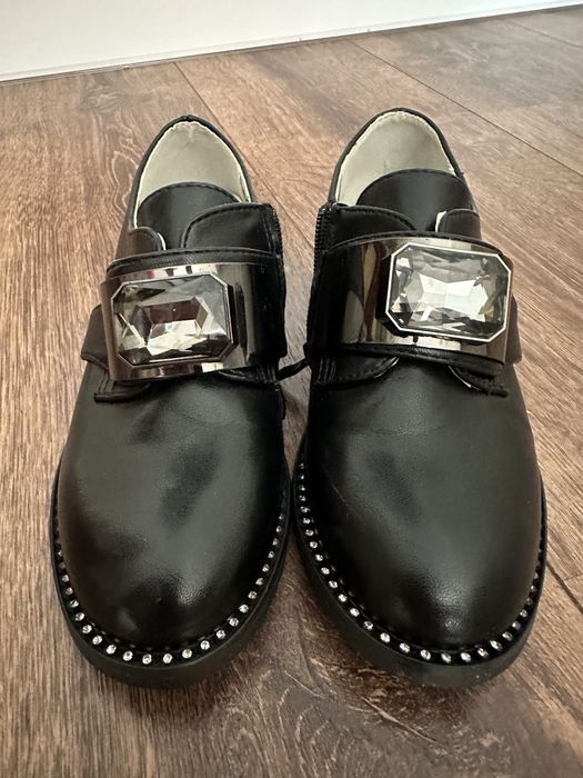 Продам нові туфлі для дівчинки 34 розмір