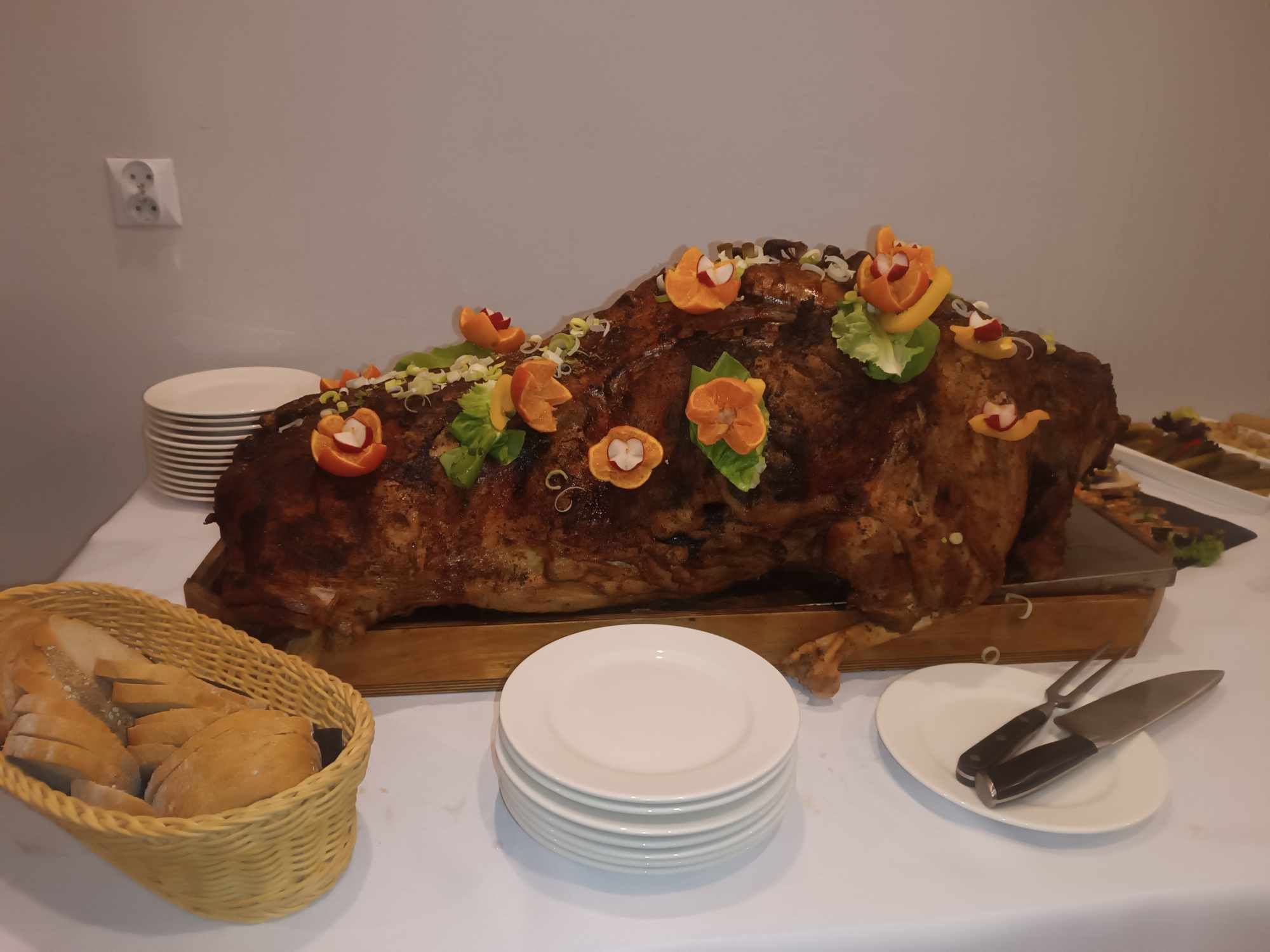 Tort urodzinowy, prezent niespodzianka prosię pieczone prosiak jagnie