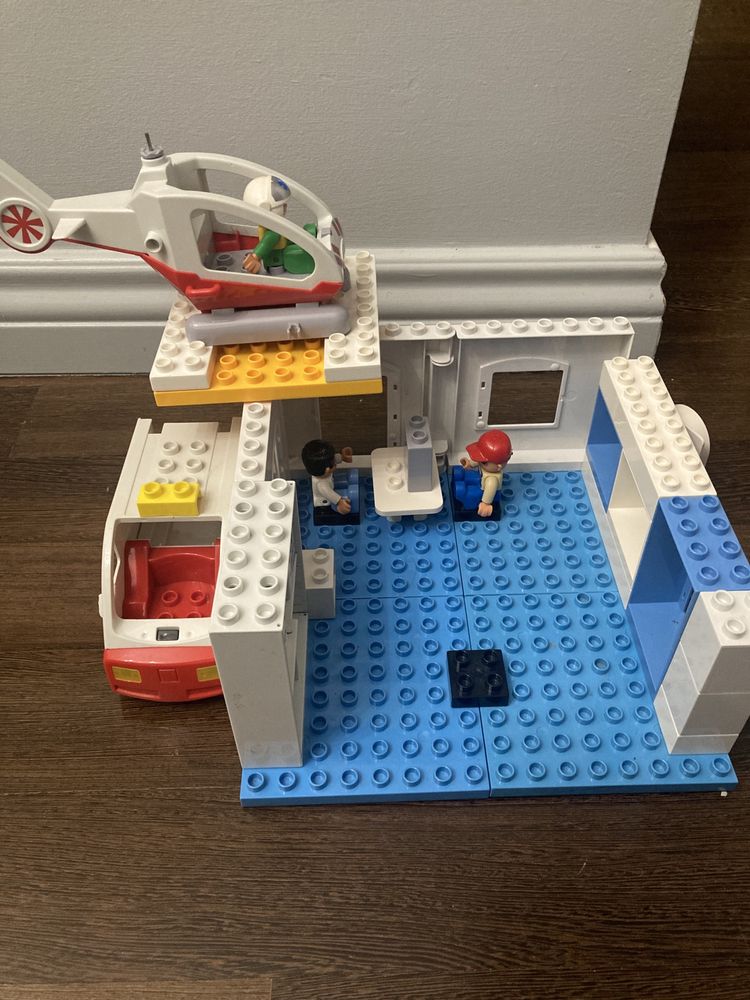 Lego duplo lekarz samolot karetka figurki