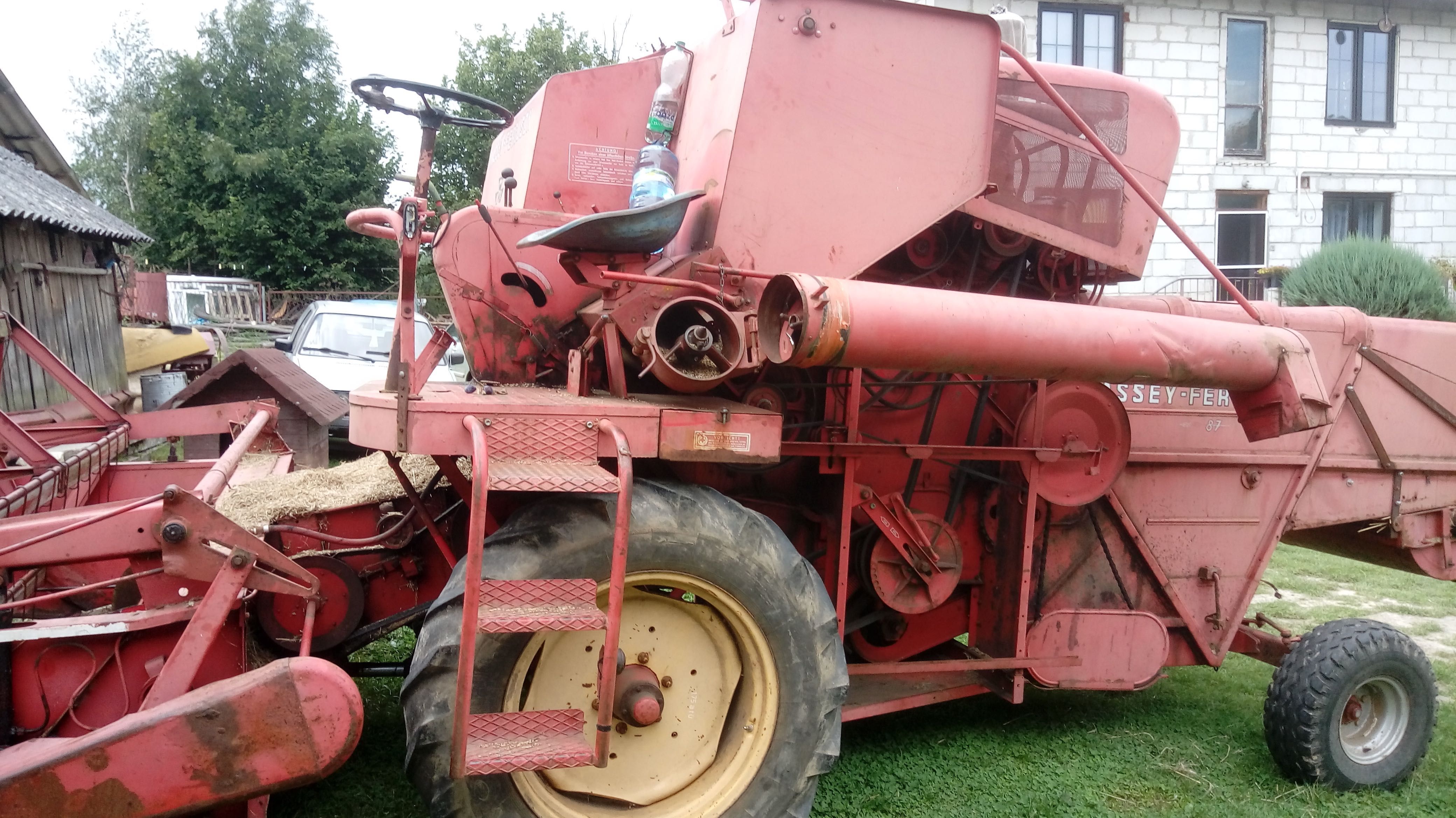 Kombajn Massey Ferguson z sieczkarnią