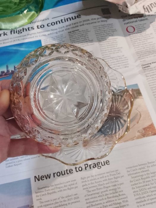 Taça e prato de aperitivos