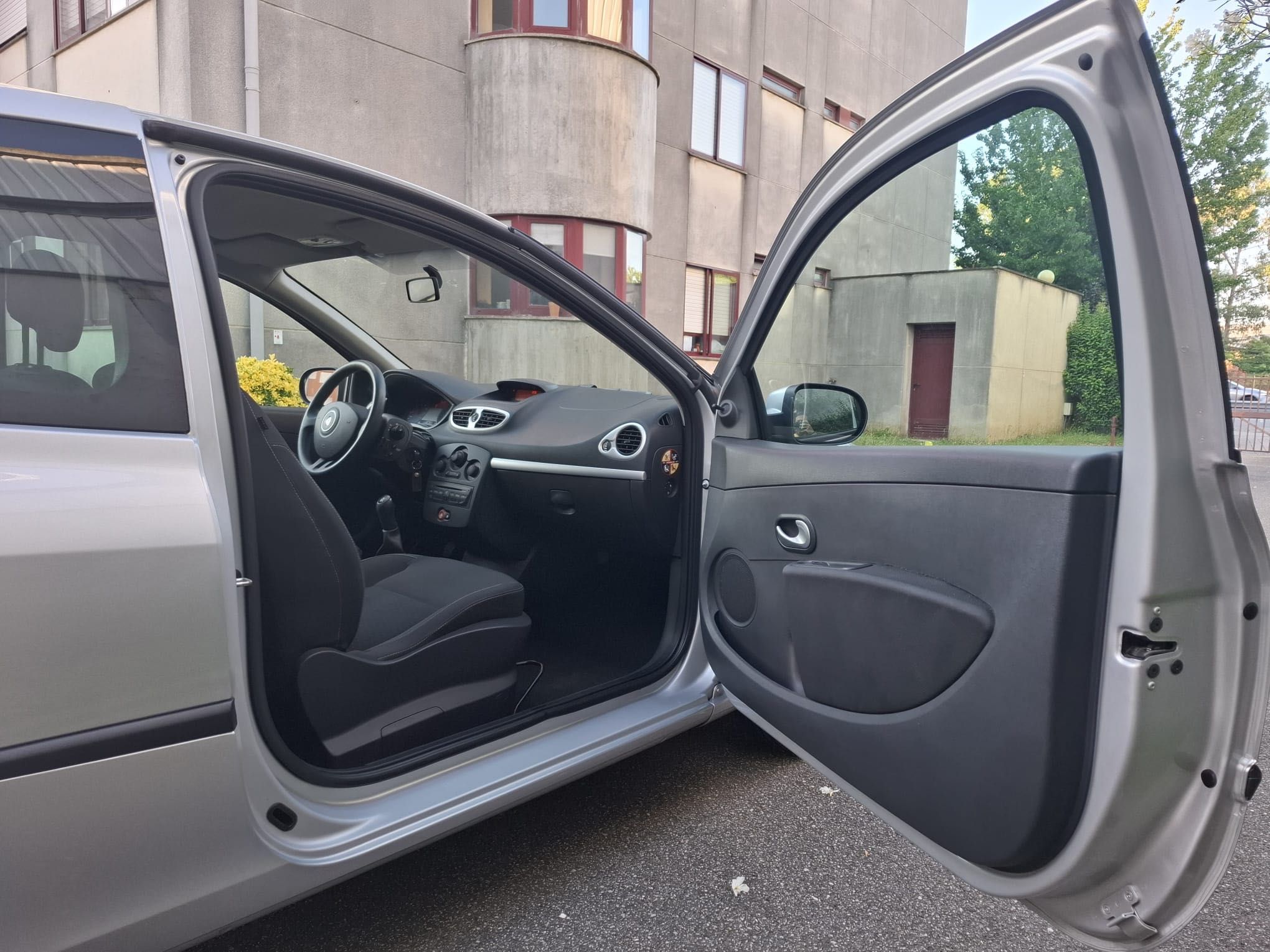 Renault Clio III 1.2cc 75cv 86100km reais