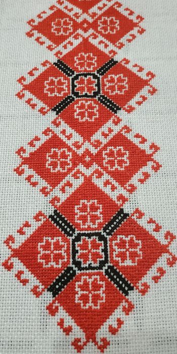 Вишита серветка-доріжка