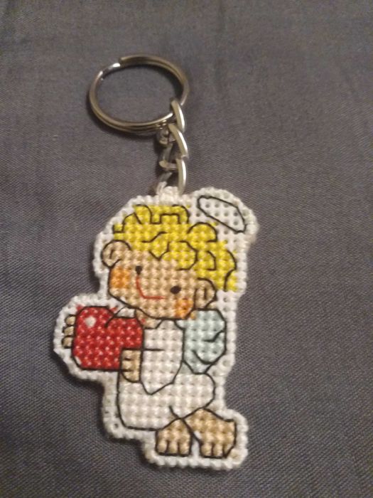 Breloczek aniołek chłopiec, haft krzyżykowy