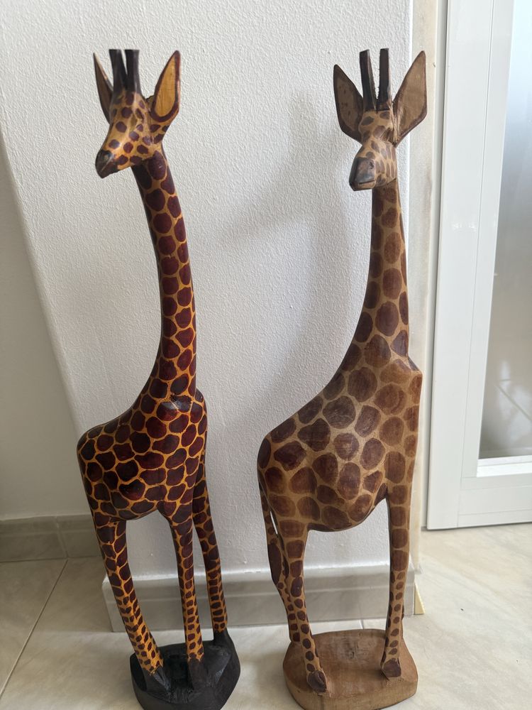 Conjunto de 2 Girafas Africanas em Madeira – Talhadas e Pintadas à Mão
