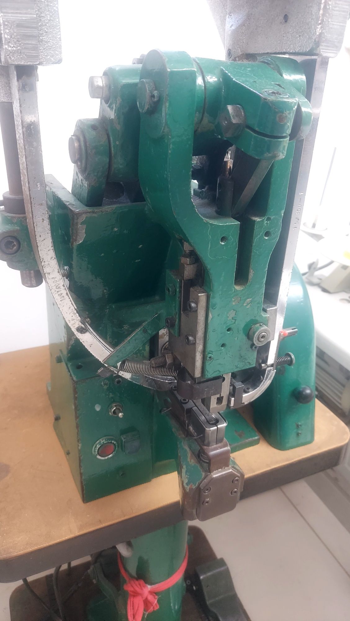 Máquinas de meter molas automática