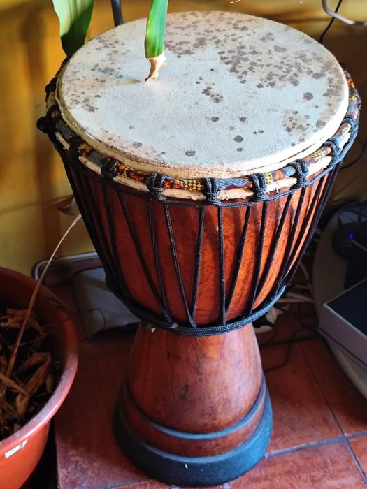 Djembé grande,ótimo som,64 cm altura,34cm diâmetro, pele nova de cabra