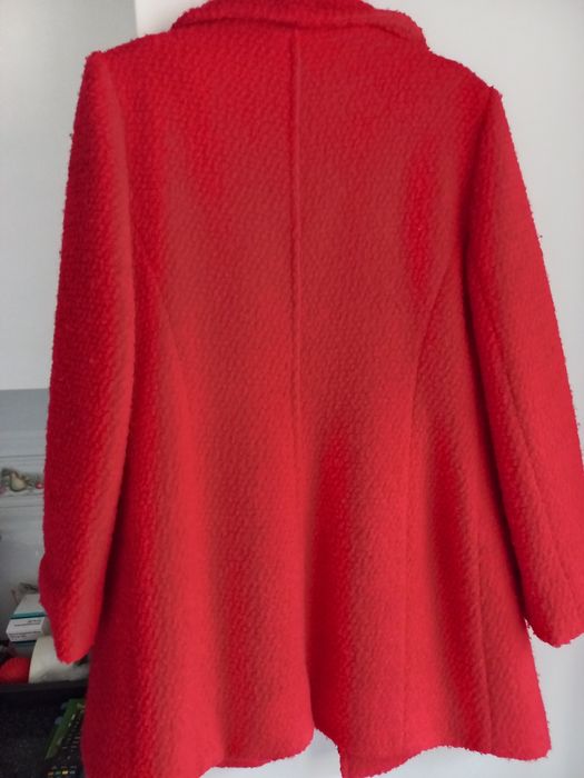 Casaco,  vermelho,  super quentinho ,com um corte muito  elegante