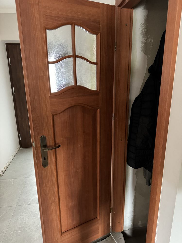 Brązowe drzwi łazienkowe z witryną dwie sztuki lewe i prawe skrzydło